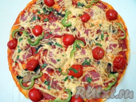 Пицца с колбасой, помидорами, сыром и грибами