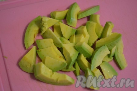 Авокадо очистить от кожицы и косточки, нарезать на небольшие дольки. Для того чтобы авокадо не потемнел, взбрызнуть его лимонным соком.