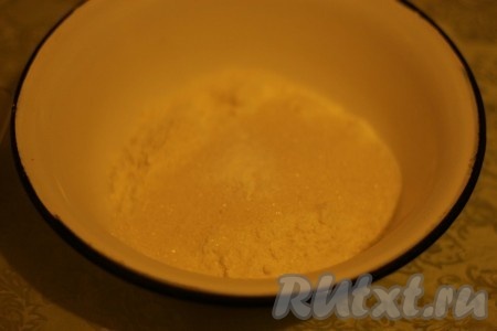 В миске перемешать просеянную муку с содой, сахаром, ванилином и солью.