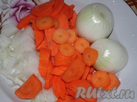 Морковь и репчатый лук очистить, морковь (если не очень крупная) нарезать кружочками, одну луковицу мелко нарезать.
