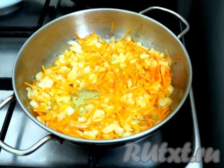 На сковороде разогреваем растительное масло, выкладываем лук с морковью и обжариваем на небольшом огне, иногда помешивая, в течение 3-4 минут.