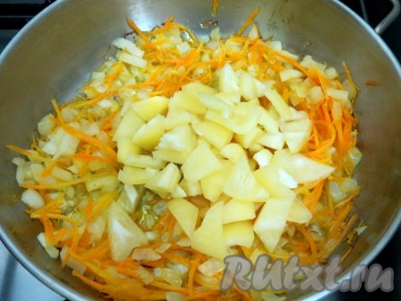 К обжаренным овощам добавляем болгарский перец, обжариваем ещё 2-3 минуты. Если будете готовить без перца, тогда просто обжаривайте морковку с луком 2-3 минуты без перца.