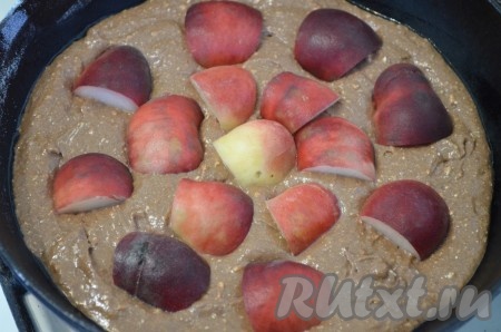 Вылить тесто в форму диаметром 20-22 см (лучше использовать разъёмную форму). Выложить персики сверху. Сильно не вдавливать.