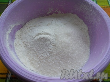 Муку просеять, добавить 1 стакан сахара, разрыхлитель, соль и ванильный сахар. Перемешать.  