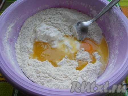 В сухую смесь добавить растопленное и охлажденное сливочное масло, яйцо и сметану. 