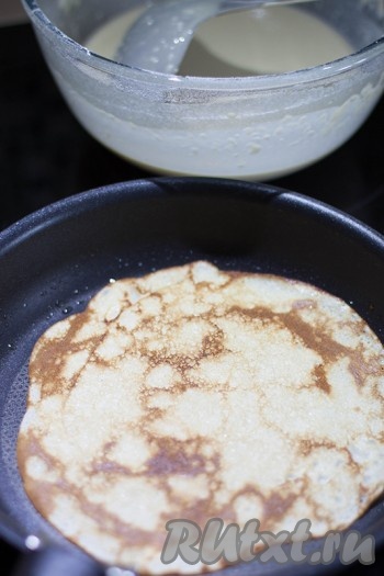 Смажьте растительным маслом сковороду и приступайте к приготовлению блинчиков. Перед каждым новым блинчиком перемешивайте тесто, чтобы стружка равномерно распределялась.