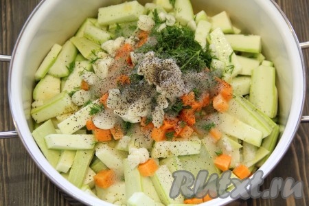 Влить в кастрюлю с овощами растительное масло и уксус. Добавить молотый перец.
