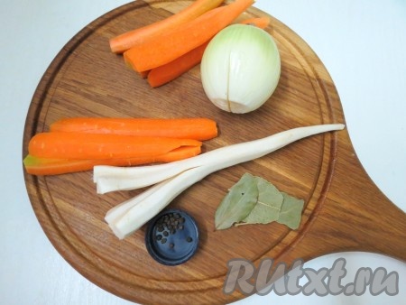 Подготавливаем овощи. Чистим и нарезаем крупными кусками морковь и петрушку, лук оставляем целым.
