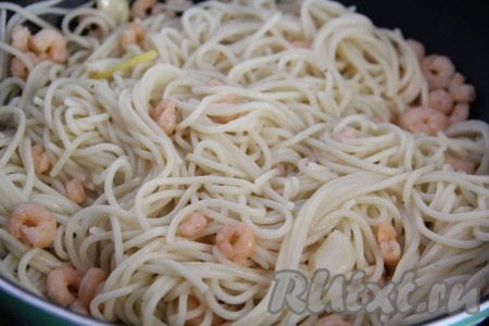 Выложить спагетти в сковороду с креветками, тщательно перемешать и прогреть на среднем огне в течение 2 минут, иногда перемешивая. Снять сковороду с огня.