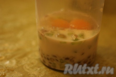 В чашу блендера выкладываем полученную смесь, добавляем молоко и яйца.
