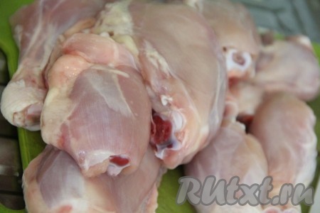 Курицу вымыть, обсушить, разрезать на порционные кусочки (я взяла куриные ножки), кожу можно снять. Посолить кусочки курицы со всех сторон.