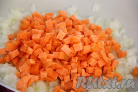Морковь почистить и нарезать мелкими кубиками (по желанию можно морковь натереть на крупной тёрке). Добавить морковь к луку и перемешать.

