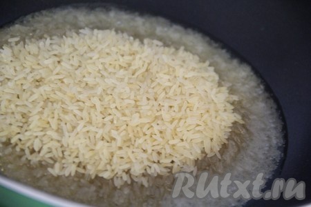 В глубокую сковороду влить растительное масло, хорошо разогреть. Как только масло хорошо прогреется, всыпать рис.