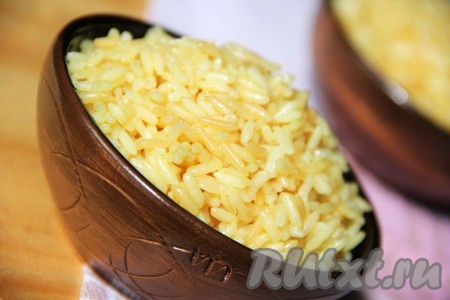 Рис, приготовленный на растительном масле на сковороде, получается рассыпчатым, как говорится, рисинка к рисинке, да к тому же ароматным, вкусным и очень аппетитным. Раскладываем по тарелкам и подаём к столу.
