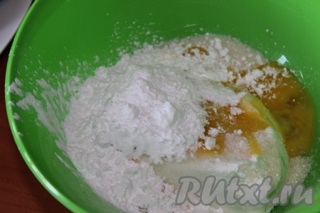 Для приготовления творожной начинки необходимо в миске соединить творог, сахар, ванильный сахар, крахмал и желток.
