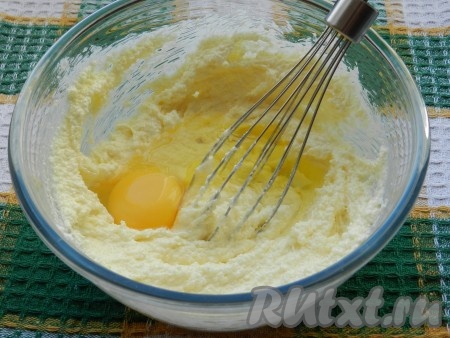 По одному добавить сырые яйца, каждый раз тщательно взбивая.
