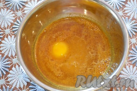 Для приготовления кляра в миску наливаем пиво, добавляем специи и яйцо, взбиваем вилочкой. 