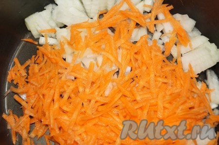 Очистить лук и морковь. Шампиньоны промыть водой, удаляя загрязнения с грибов. Вместо шампиньонов для этого блюда можно взять предварительно отваренные в течение 25-30 минут лесные грибы. Морковь натереть на крупной тёрке, а репчатый лук нарезать на небольшие кубики. В сковороде разогреть растительное масло, выложить морковку с луком, обжаривать овощи на среднем огне до лёгкого золотистого цвета (в течение 8-9 минут), периодически помешивая. 