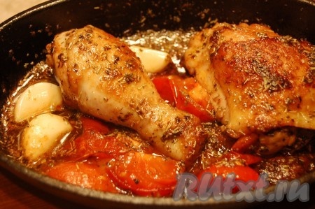 Курица с помидорами на сковороде