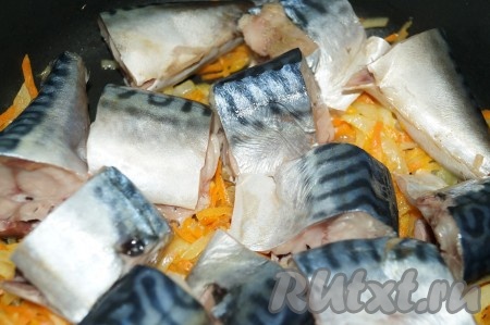Рыбу посолить, посыпать специями, перемешать. Кусочки скумбрии выложить на морковь с луком, накрыть крышкой (воду добавлять не надо) и оставить потомиться на маленьком огне минут 10. 
