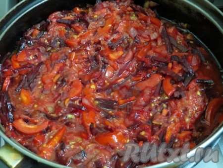 После того как овощи на сковороде станут мягкими, добавляем болгарский перец и обжариваем, иногда помешивая, минут 5.