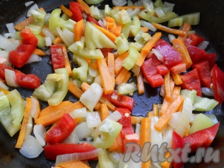 Добавить в сковороду нарезанный соломкой сладкий болгарский перец (лучше разных цветов). Обжаривать вместе с луком и морковью на среднем огне также 2-3 минуты, помешивая.
