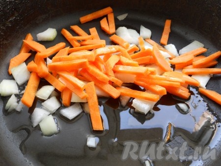 Лук нарезать кубиками, морковь - брусочками. Выложить в сковороду с растительным маслом и обжарить в течение 2-3 минут, постоянно помешивая.
