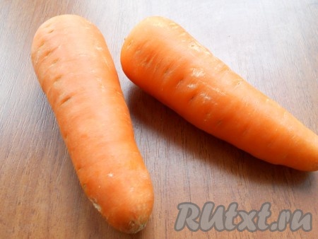 Морковь нужно выбирать сочную, крепкую, яркого цвета. Морковь вымыть.