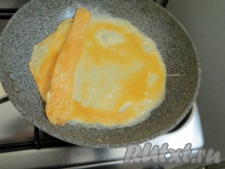 На пустую сторону сковороды наливаем ещё немного яичного теста, оно должно растечься по сковороде.