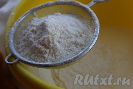 Муку просеять с разрыхлителем, содой и постепенно вводить в тесто, постоянно помешивая.
