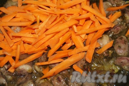 Морковь очистить, нарезать соломкой и добавить к обжаренному луку с сердечками вместе с солью и специями. Жарить до полуготовности моркови минут 10, помешивая.

