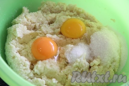 Теперь можно приступать к замешиванию блинного теста. Остывшую пшённую кашу переложить в миску с высокими бортиками, добавить яйца, соль и 1 столовую ложку сахара.