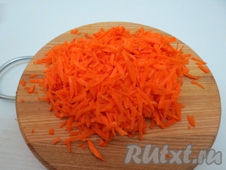 Сливочное масло обязательно нужно заранее достать из холодильника, чтобы оно успело хорошо размягчиться при комнатной температуре. Морковь и лук очищаем. Морковку натираем на крупной тёрке. Мелко нарезаем лук.