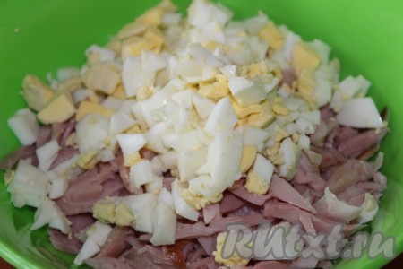 Охладить и очистить яйца, сваренные вкрутую, нарезать небольшими кубиками и добавить в салат к огурцам и куриному мясу.
