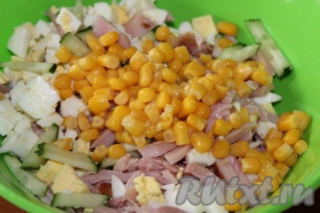 С консервированной кукурузы слить жидкость и отправить в салат.
