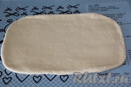  Поднявшееся тесто слегка обмять. Раскатать тесто с помощью скалки в прямоугольный пласт толщиной примерно 5 миллиметров.