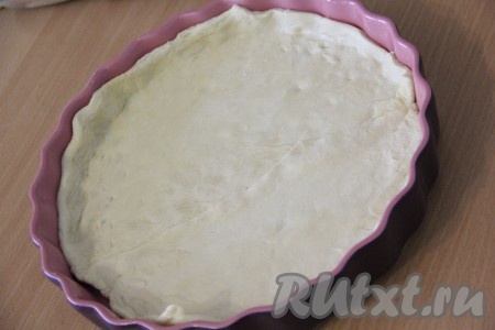 Форму слегка смазать растительным маслом, выложить тесто в форму и сформировать бортики.