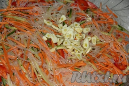 В глубокой миске соединить фунчозу, морковь, болгарский перец и огурцы, хорошо перемешать. Чеснок почистить, нарезать тонкими пластинками и добавить его в салат к овощам и фунчозе. Всыпать соль, приправу для корейской моркови, добавить уксус, масло и соевый соус. Всё тщательно перемешать. Поставить салат в холодильник на 1-2 часа.  