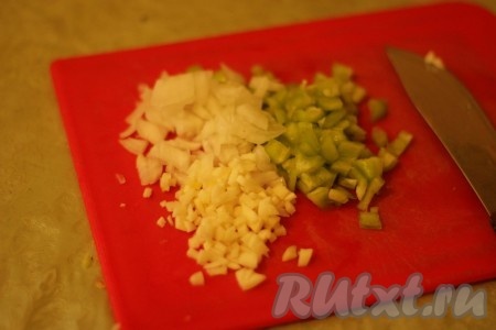 Болгарский перец нарезать небольшими кусочками. Лук и чеснок мелко покрошить. 