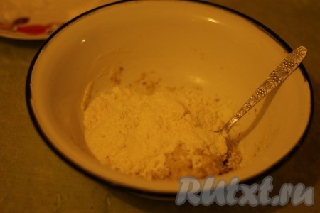 Отдельно смешать муку с ванилином и щепоткой соли. Добавить муку в масляную смесь и замесить эластичное тесто.