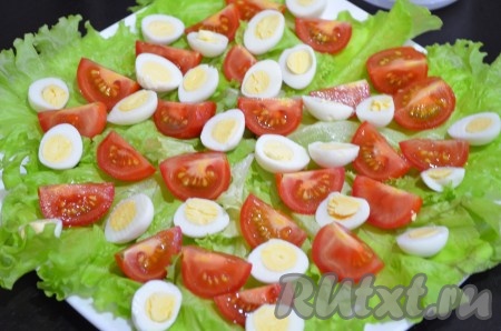 На тарелку уложить салатные листья. Сверху поместить помидоры черри и яйца.
