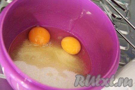 Соединить яйца с сахаром.