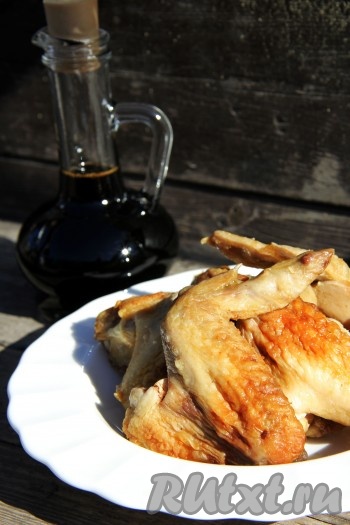 Сочные, очень вкусные куриные крылышки, приготовленные в соевом соусе с чесноком в духовке, подать к столу с любимым гарниром.
