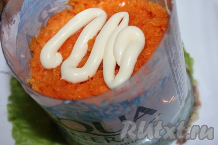 Поверх риса выложить слой натертой моркови и промазать его майонезом.
