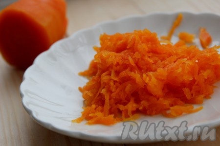 Морковь помыть, отварить до полной готовности, натереть на мелкой терке. 

