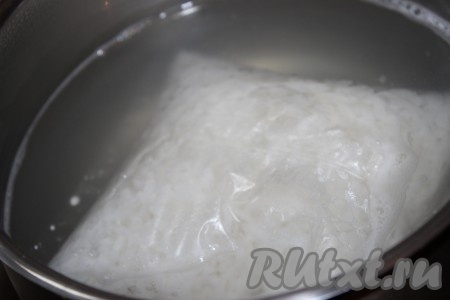 Заранее отварить рис до полной готовности. Я отварила рис в пакете, согласно инструкции на упаковке.
