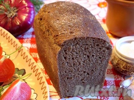 Ржаной хлеб, приготовленный в домашних условиях с добавлением сухого кваса, получается очень душистым и упругим, по вкусу как "Бородинский".
