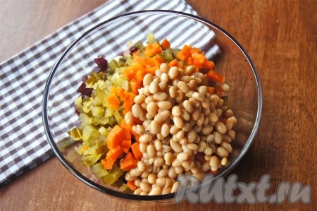 Переложить в салатник нарезанные овощи, добавить фасоль.