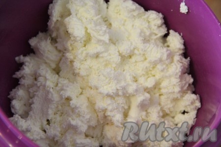 Теперь займёмся приготовлением творожно-сливочного крема для торта. Для того чтобы крем получился воздушным, нужно творог перетереть через сито. 