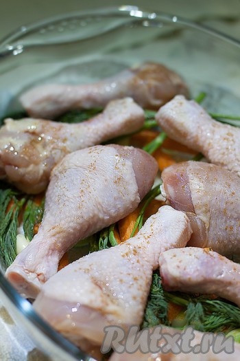 Куриные ножки помойте и промокните бумажным полотенцем. В форму положите пучок зелени, а на него выложите куриные ножки, присыпав солью и перцем. Полейте небольшим количеством оливкового масла.
